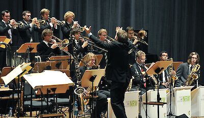 Ankündigungsmotiv für die Veranstaltung Jugend Jazz Orchester (JJO NRW)