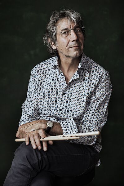 Pressefoto Peter Baumgärtner, Portrait mit zwei Drumsticks in der Hand