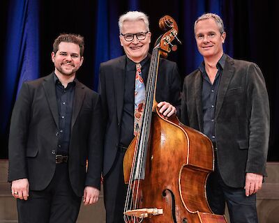 Ankündigungsmotiv für die Veranstaltung John Goldsby Trio feat. Bob Mintzer